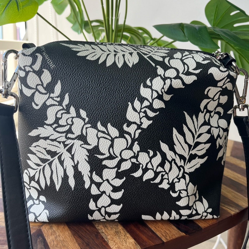 NWT beautiful tropical crossbody bag from Happy Wahine store in Hawaii!